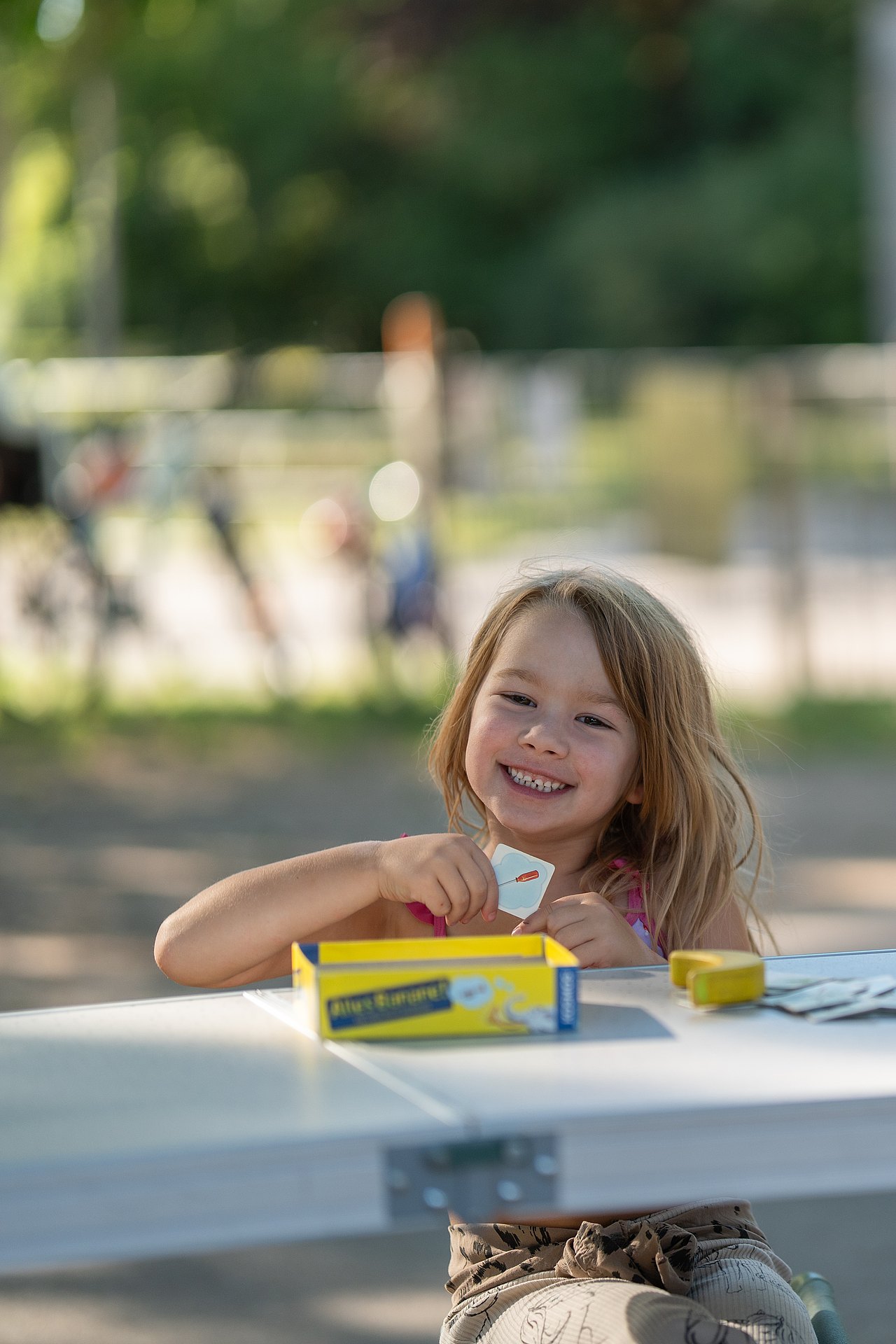 WIENXTRA_Spielebox_Kajetan_Koren_26082025_054 Kind mit Spiel sitzt am Tisch