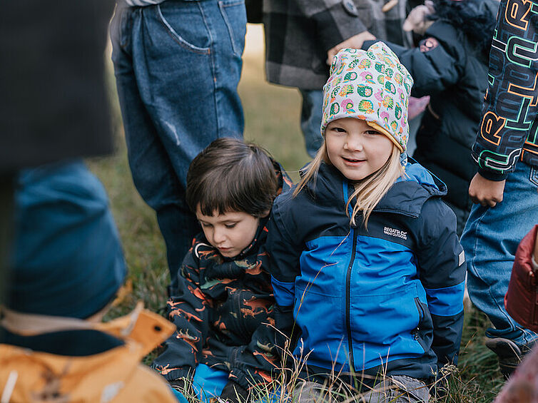 Kinder beim Winterspaziergang