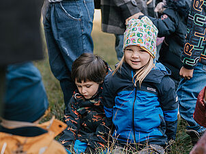 Kinder beim Winterspaziergang