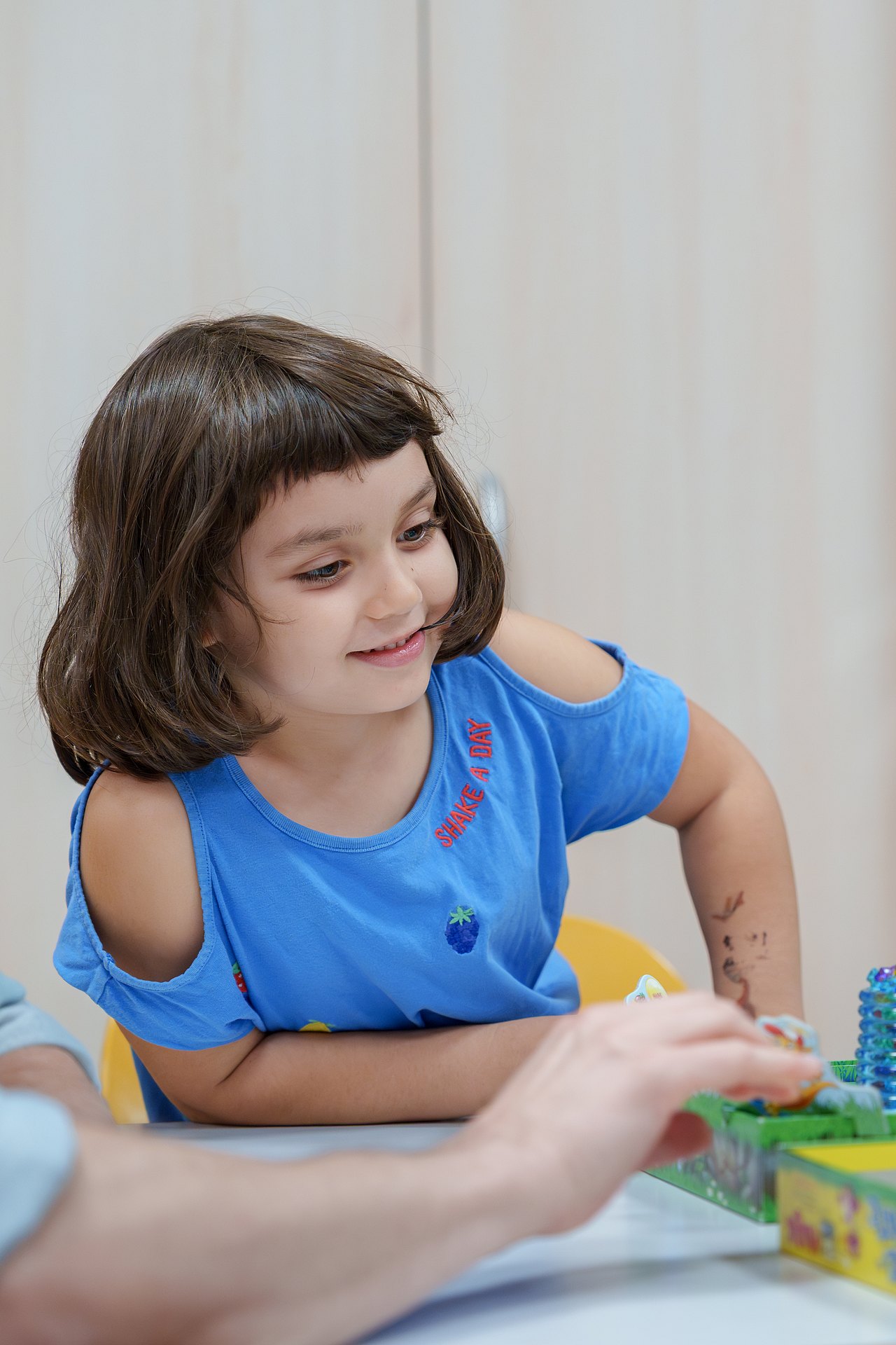 SPB_c_Kajetan_Koren_03102026_005 Mädchen am Spieltisch