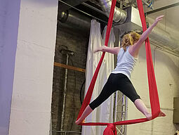 Aerial Silk Mädchen trainiert Aerial Silk
