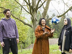 Jugendarbeit Jugendareiter_innen werfen sich Ball zu