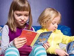 lesende Kinder