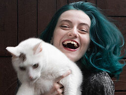 Jugendliche mit Katze