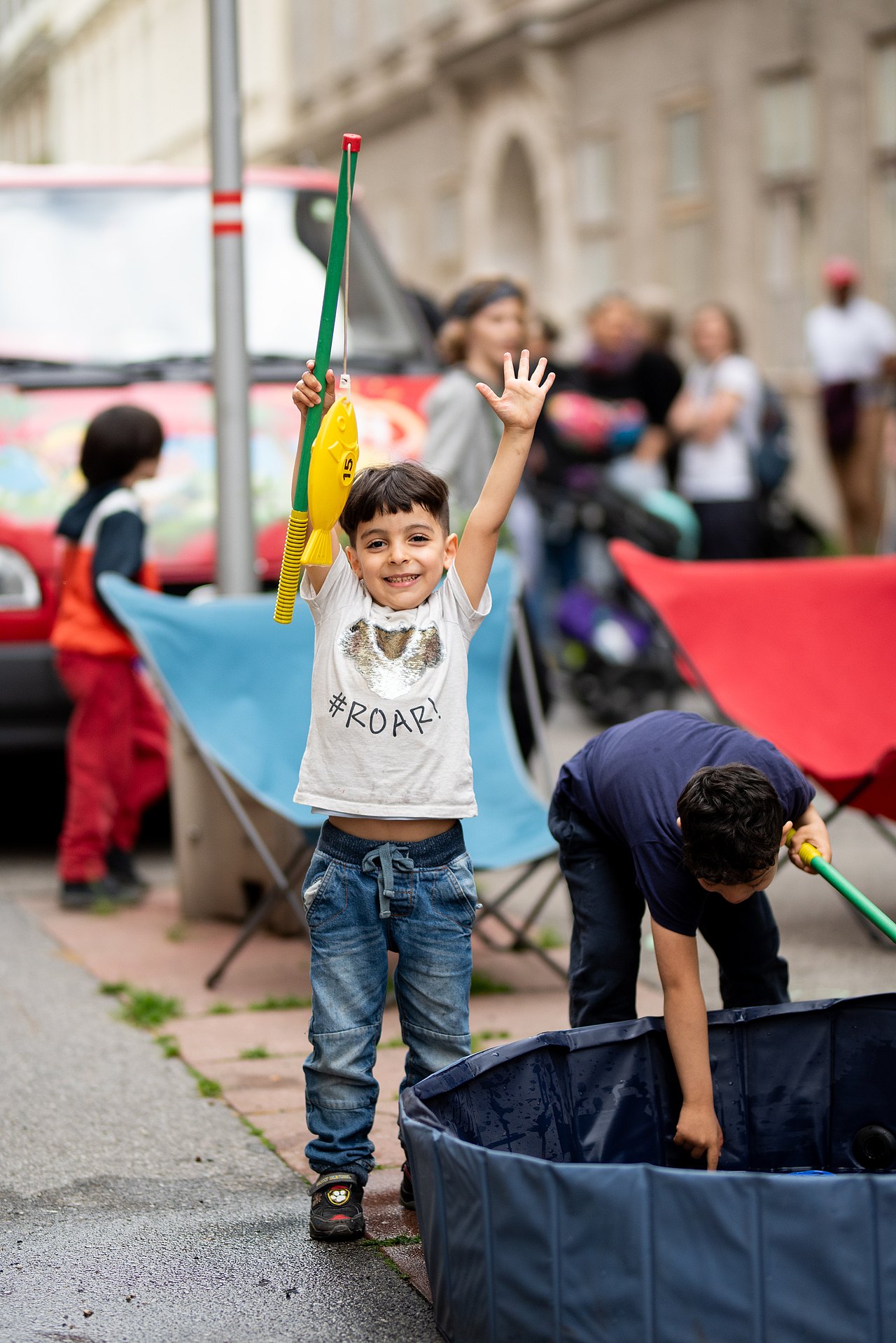 Kinderaktiv - Hollis Grätzltour Kinder spielen draußen