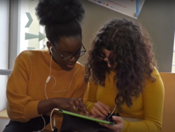 zwei Jugendliche machen am Tablet Musik