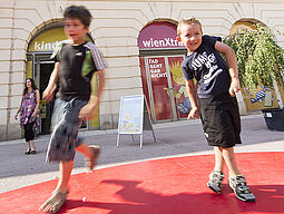 Buben vor der wienXtra-kinderinfo im MuseumsQuartier/Fürstenhof Buben vor der wienXtra-kinderinfo im MuseumsQuartier/Fürstenhof