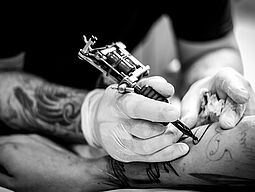 Hand eines Tätowierers