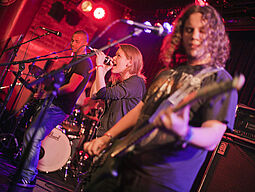 soundbase Junge MusikerInnen auf der Bühne.