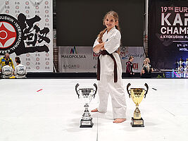 Jugendliche mit Karate Kleidung und Pokalen