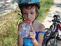 Radfahren Kind mit Helm