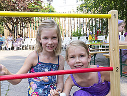 Zwei Mädchen im Park mit einem großen Spiel