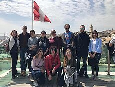 Die Reiseguppe aus Wien auf einem Gruppenfoto auf dem dach des Österreichischen Hospizes, im Hintergrund die Altstadt von Jerusalem