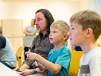 Familie spielt Games