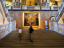 Kinder laufen die Treppe im Naturhistorischen Museum hinauf Kinder laufen die Treppe im Naturhistorischen Museum hinauf
