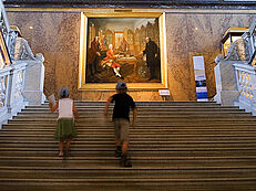 Kinder laufen die Treppe im Naturhistorischen Museum hinauf Kinder laufen die Treppe im Naturhistorischen Museum hinauf