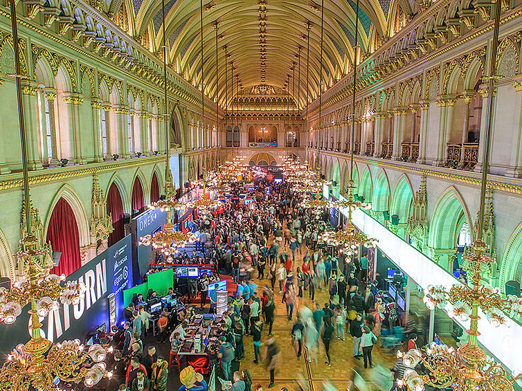 Blick von oben in den großen Festsaal des Rathauses auf die vielen Besucherinnen und Besucher der Game City.