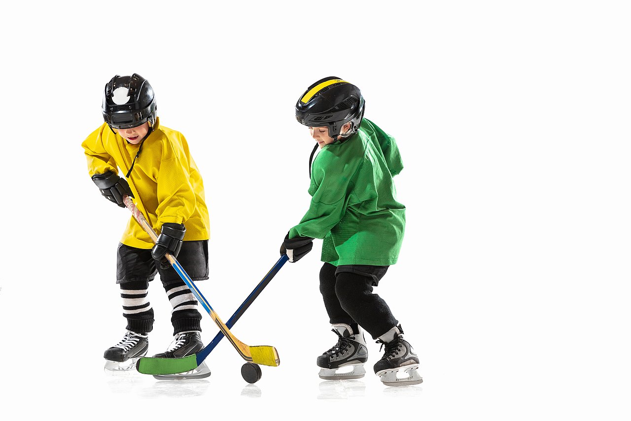 Eishockey Zwei Kinder die Eishockey spielen