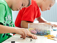 Kreativ_42 Kinder am Basteln