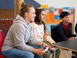 Kinder und Erwachsene gamen gemeinsam