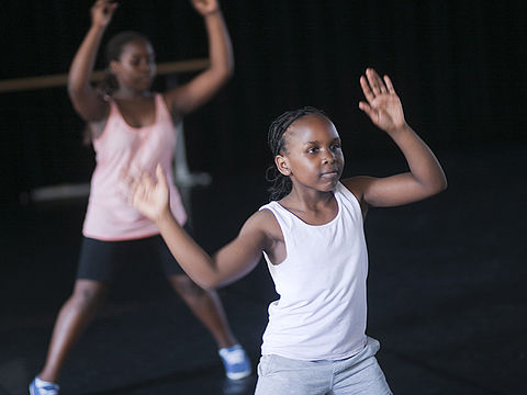 Maedchen_Tanzworkshop Zwei Maedchen ueben Streetdance im Tanzstudio