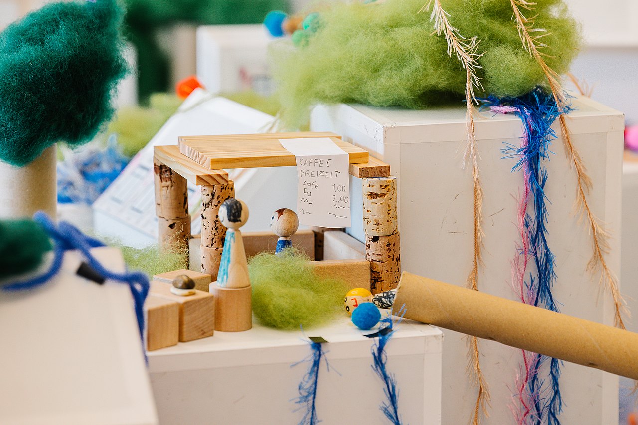 20250409-_MG_0761-©AlekKawka Teil einer Traumstadt von Kindern aus Modellbaumaterialien