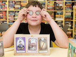 Junge in der spielebox
