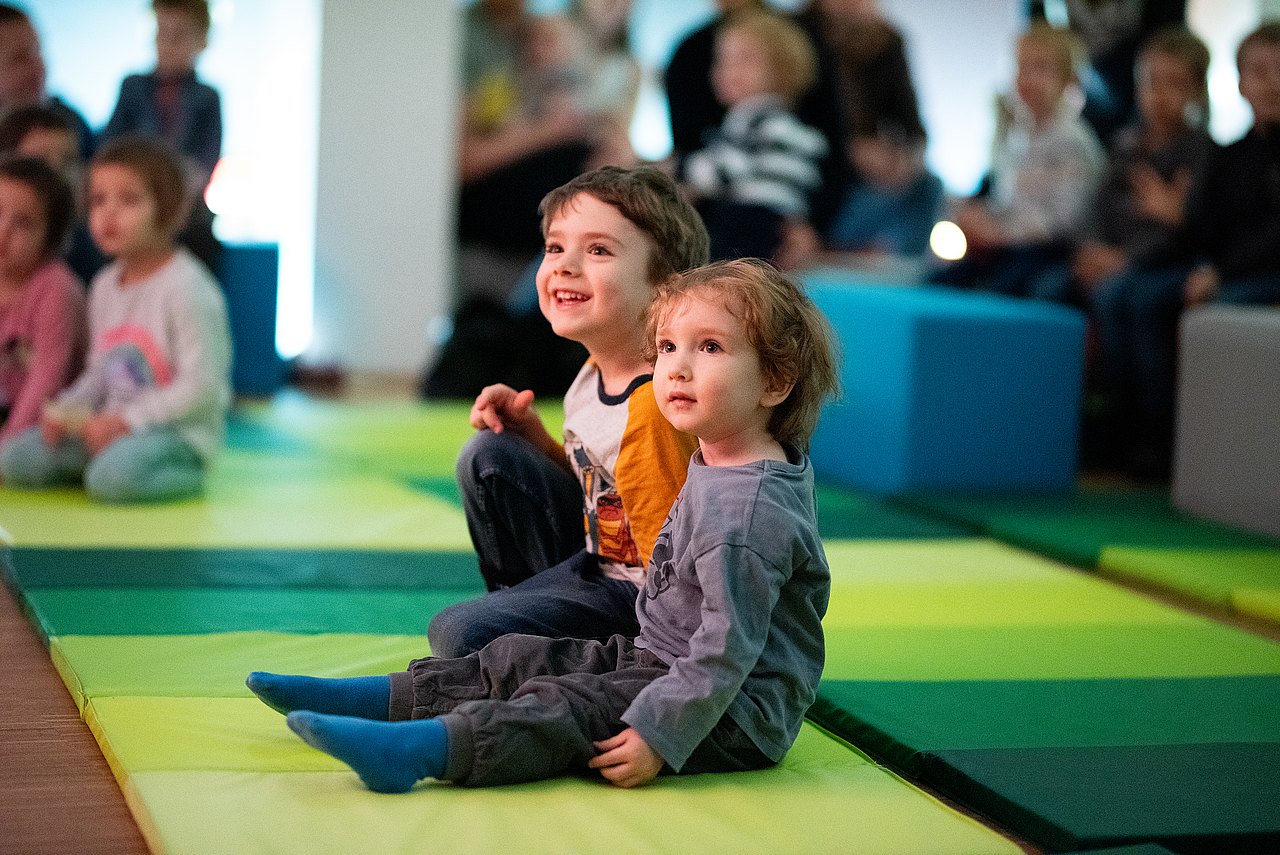 Buben Theater Buben sitzen im Publikum