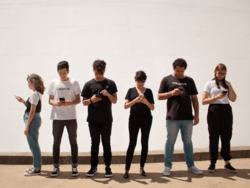 Mehrere Jugendliche in einer Reihe starren auf der Smartphone oder tippen
