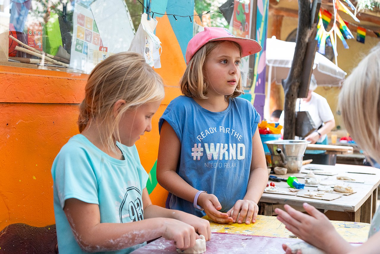 WIENXTRA_c_Kajetan_Koren_15072025_020 Zwei Kinder an einem Basteltisch mit Ton