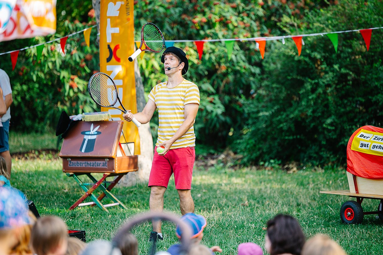 Hollis Grätzltour und Vorhang auf im Park