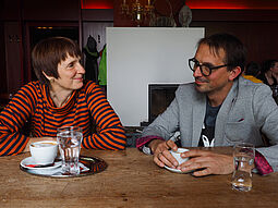 2 Personen im Gespräch