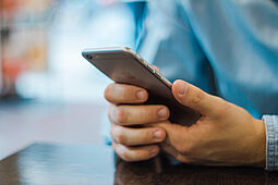 Hand hält Smartphone