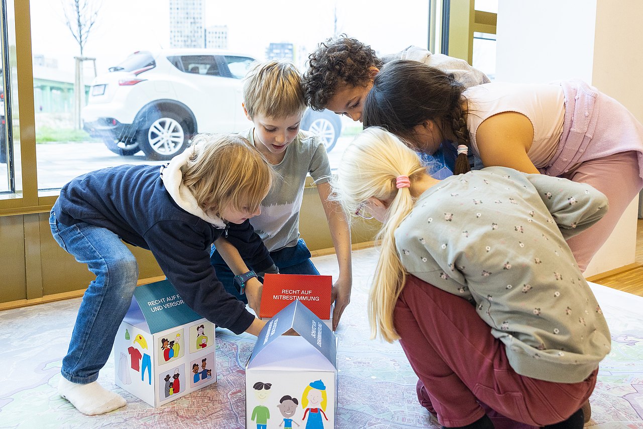 221117_1267 Kinder stellen Kinderrechte Häuschen auf Stadtplan Wien