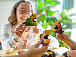 Familie spielt mit Drachenfiguren