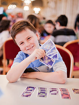 Ein Bub spielt im Rathaus