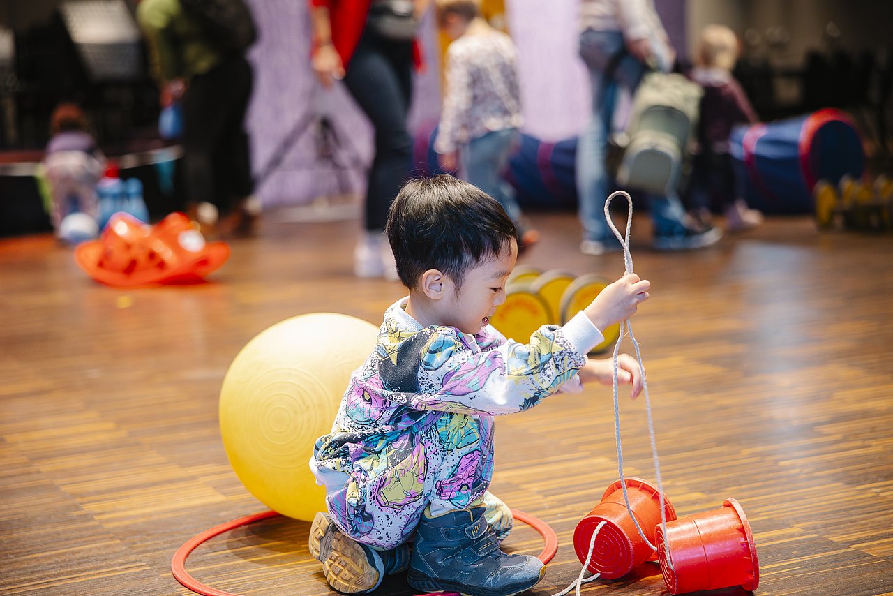 Kinderaktiv - Hollis Grätzltour Winterausgabe Kleiner Junge spielt mit Laufstelzen