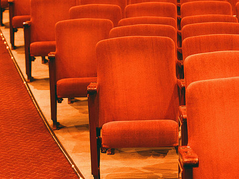 Sesselreihe in einem Theater für Kinder Sesselreihe in einem Theater für Kinder