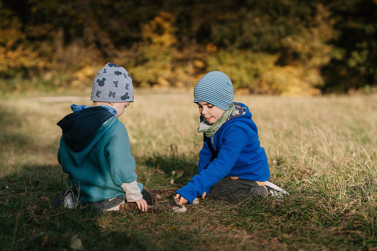 KA_c_Kajetan_Koren_24102025_031 2 Kinder im Freien im Winter