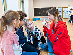 Junges Wien Workshop mit Kindern mit einer WIENXTRA-Mitarbeiterin