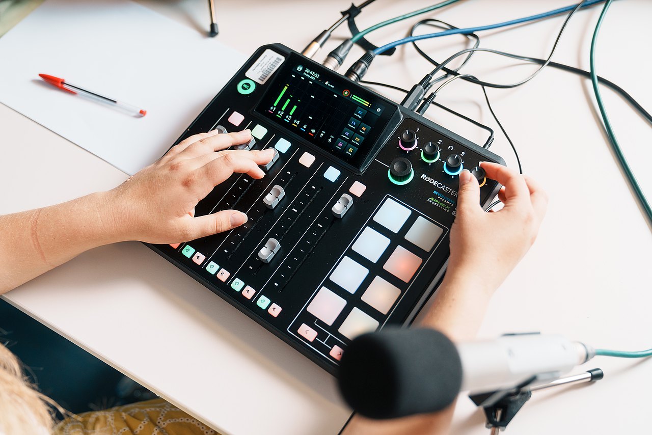 mz2025 x ste.krenn-16 Eine Jugendliche bedient ein Audio-Mischpult, das auf einem Tisch liegt.