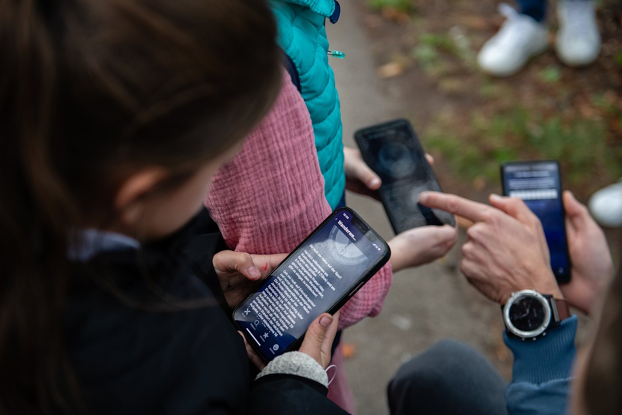 Rätselrallye_c_Liebentritt_002 Kinder mit Smartphone in herbstlicher Natur