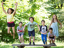 Kinder beim Spielen im Wald