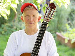 Suli Puschban Suli Puschban mit Gitarre