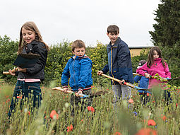 Kinder beim Bäume Pflanzen