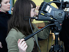 Jugendliche hinter Filmkamera