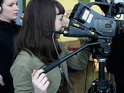 Jugendliche hinter Filmkamera