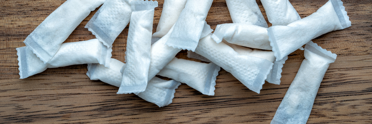 Nikotinbeutel liegen auf einer Holzplatte