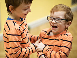 2 spielende Jungen