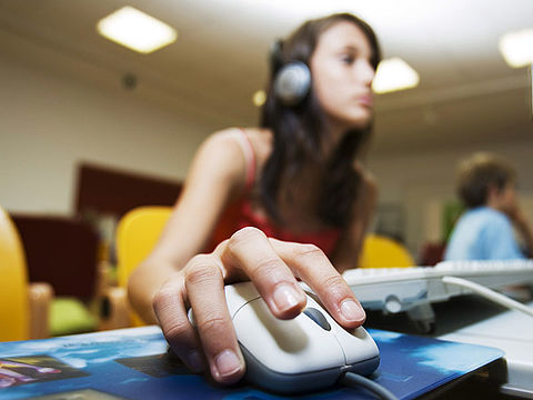 Programmieren_Computer Programmieren für Kinder. Programmieren lernen. Computerkurse für Kindern. Tippen lernen Kinder. App machen. Kinder lernen einen App zu programmieren. App Installation.